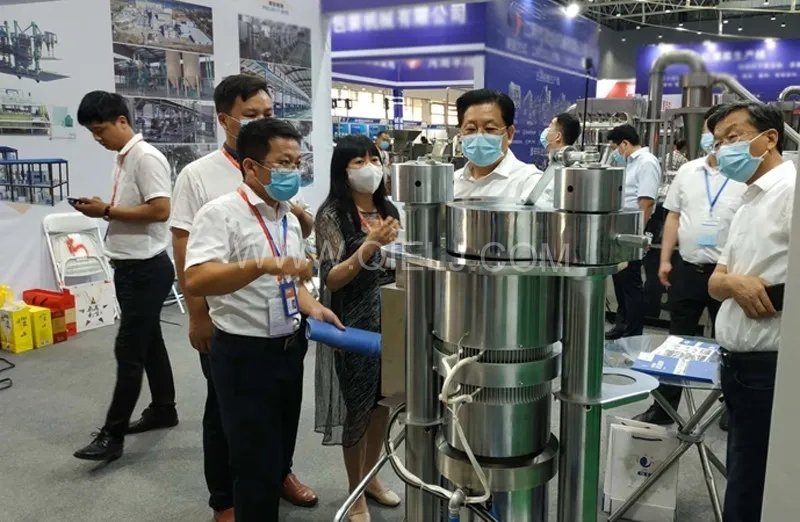 企鵝糧油機(jī)械榮獲第二十三屆中國(guó)農(nóng)加工投洽會(huì)“優(yōu)秀裝備展示獎(jiǎng)”(圖2) 企鵝糧油機(jī)械榮獲第二十三屆中國(guó)農(nóng)加工投洽會(huì)“優(yōu)秀裝備展示獎(jiǎng)”(圖2)