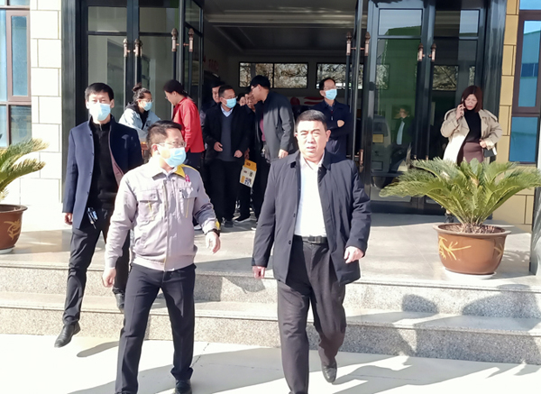 河南省農(nóng)業(yè)廳專家驗(yàn)收小組對蘭考花生基地及特香型花生油加工設(shè)備進(jìn)行綠色食品加工認(rèn)證驗(yàn)收(圖2) 河南省農(nóng)業(yè)廳專家驗(yàn)收小組對蘭考花生基地及特香型花生油加工設(shè)備進(jìn)行綠色食品加工認(rèn)證驗(yàn)收(圖2)