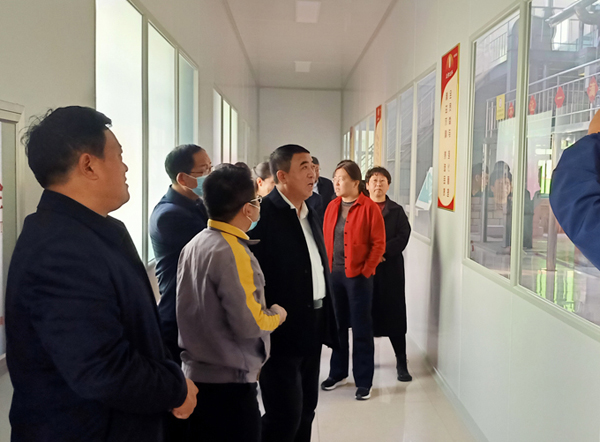 河南省農(nóng)業(yè)廳專家驗(yàn)收小組對蘭考花生基地及特香型花生油加工設(shè)備進(jìn)行綠色食品加工認(rèn)證驗(yàn)收(圖4) 河南省農(nóng)業(yè)廳專家驗(yàn)收小組對蘭考花生基地及特香型花生油加工設(shè)備進(jìn)行綠色食品加工認(rèn)證驗(yàn)收(圖4)