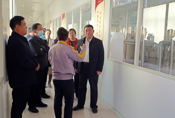 河南省農(nóng)業(yè)廳專家驗(yàn)收小組對蘭考花生基地及特香型花生油加工設(shè)備進(jìn)行綠色食品加工認(rèn)證驗(yàn)收(圖5) 河南省農(nóng)業(yè)廳專家驗(yàn)收小組對蘭考花生基地及特香型花生油加工設(shè)備進(jìn)行綠色食品加工認(rèn)證驗(yàn)收(圖5)